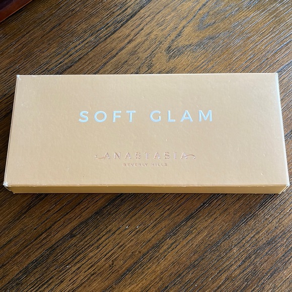Anastasia Beverly Hills Other - Anastasia Beverly Hills Soft Glam palette